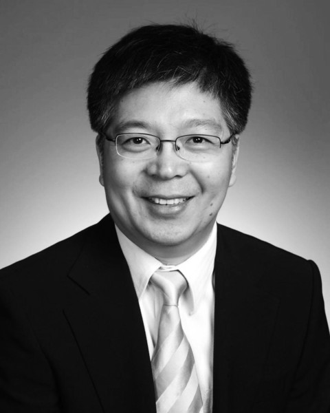 刘建亚,山东大学讲席教授,副校长。他长期致力于解析数论研究,聚焦黎曼假设与素数分布核心领域,率先突破了自守L函数亚凸界问题、量子唯一遍历(QUE)猜想等长期悬而未决的难题;创造性地构建新的研究框架,将高阶自守形式应用于素数分布,解决了素变数高次方程组可解性问题等根本性难题,在现代解析数论核心领域作出系统性、创造性重大贡献,巩固并拓展了中国解析数论的国际领先地位。